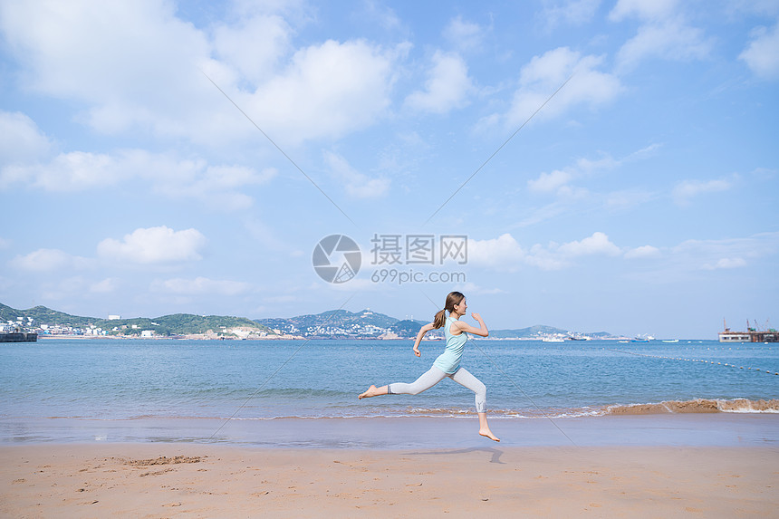 夏日海边美女跑步图片