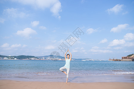 海边夏日美女瑜伽图片