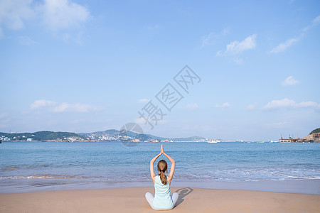 海边打坐海边夏日美女打坐背影背景