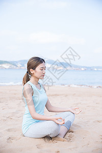 海边打坐海边夏日美女冥想背景