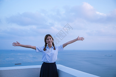 夏日黄昏海边美女图片