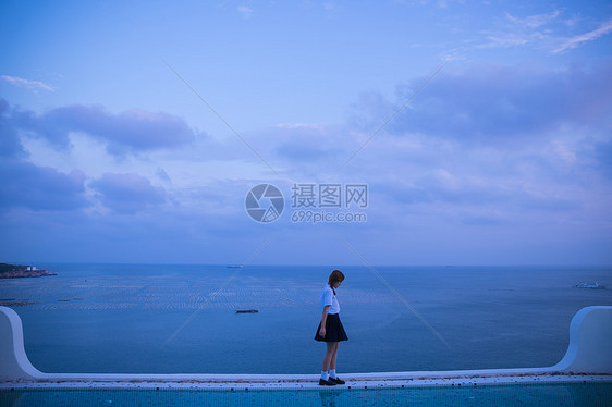 夏日海边黄昏学生图片