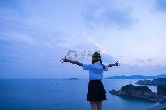 夏日海边黄昏女孩背影图片