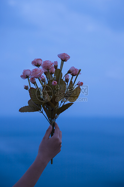 女性手拿花特写图片