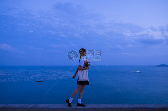 夏日黄昏海边文艺美女图片