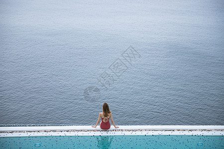 海边泳池美女背影图片