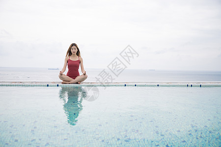 海边泳池美女做瑜伽图片