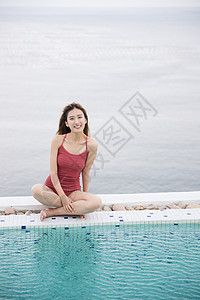 海边泳池美女图片