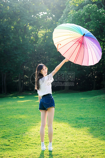 女孩打彩虹伞图片