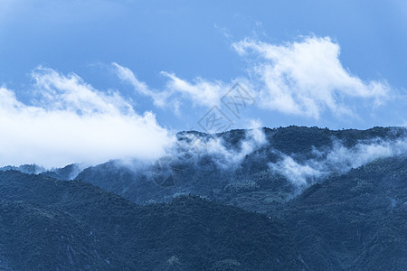 雨后的山头背景图片