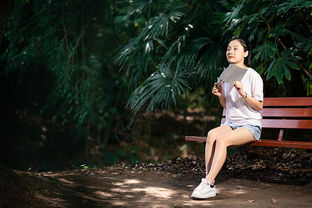 女孩树林里阅读图片