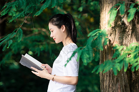 女孩树林里阅读图片