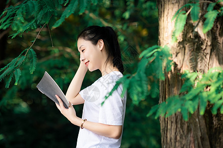 女孩树林里阅读图片