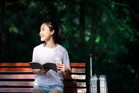 女孩树林里阅读图片