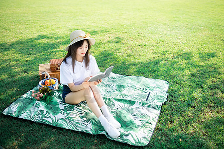野餐垫上阅读图片