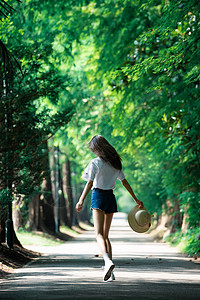 林荫小路林荫路前女孩背影背景