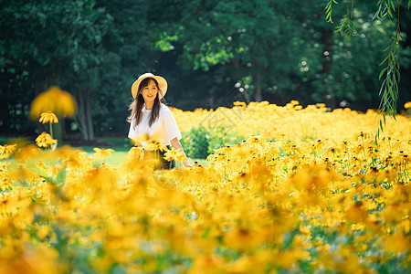 花海中的女孩图片