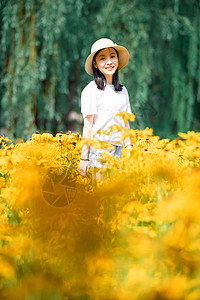 花海中的女孩图片