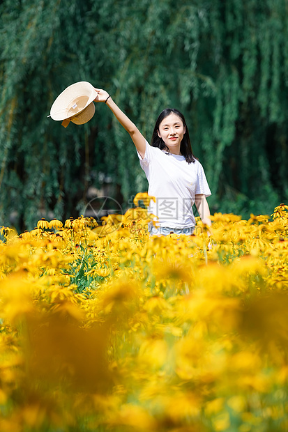 花海中的女孩图片