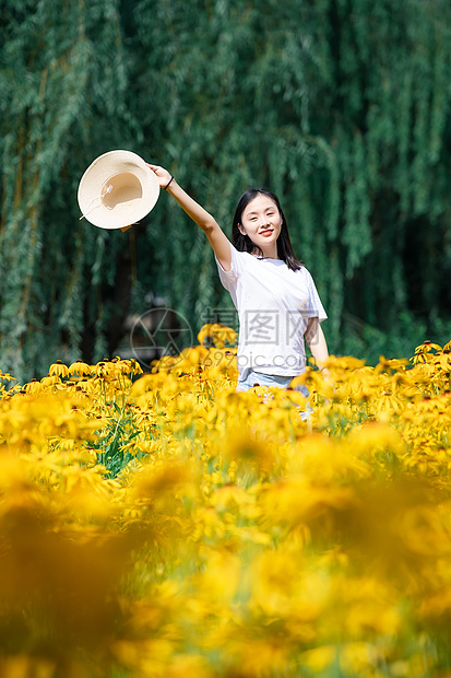 花海中的女孩图片