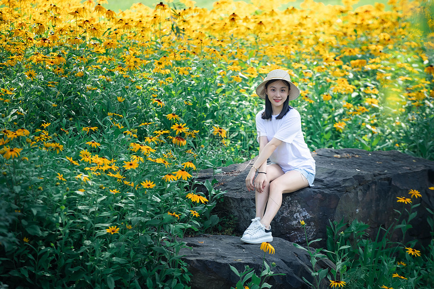 花海中的女孩图片