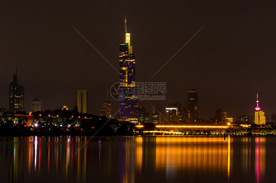 夜幕下的玄武湖畔与紫峰大厦建筑群图片