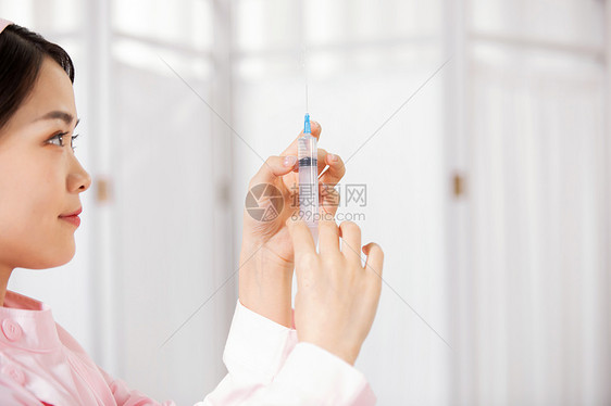 女性护士打针特写图片