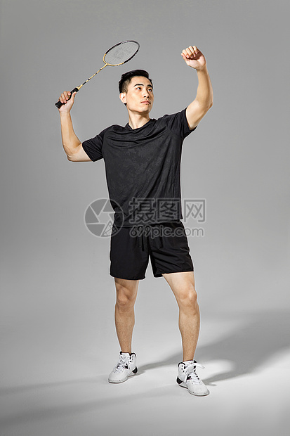 运动男性打羽毛球图片