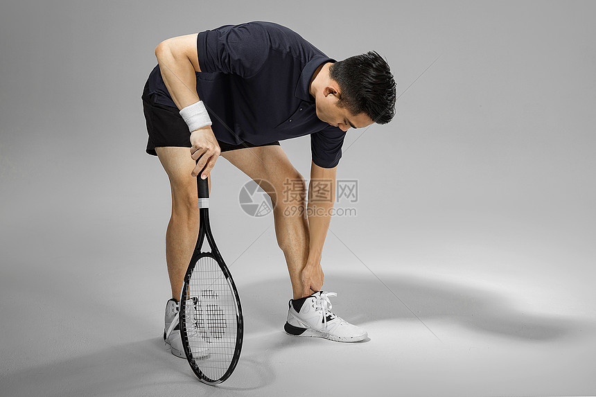 运动男性网球特写图片
