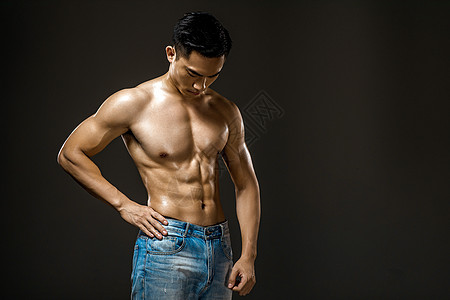 运动男性肌肉展示图片