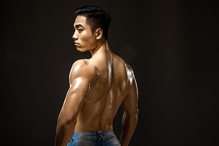 运动男性肌肉展示图片