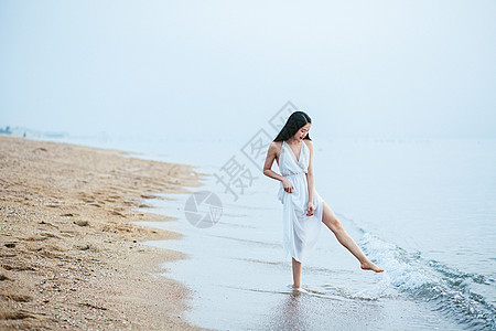 海边玩水的女生人像图片