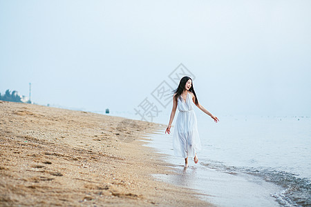 海边奔跑女孩背景图片