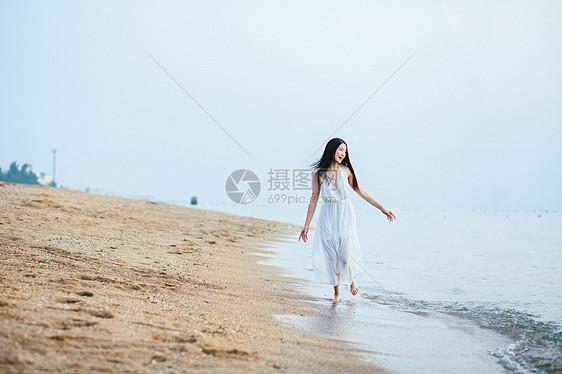 海边奔跑女孩图片