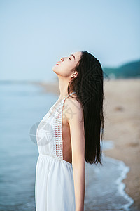 长头发女生仰望天空海边人像背景