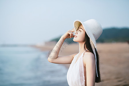 海边半身情绪美女背景图片