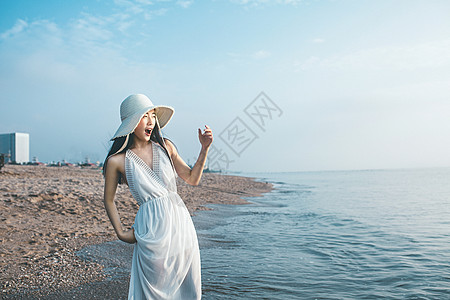 沙滩蓝天海边旅行欢呼的女生背景