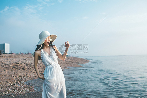 海边旅行欢呼的女生图片