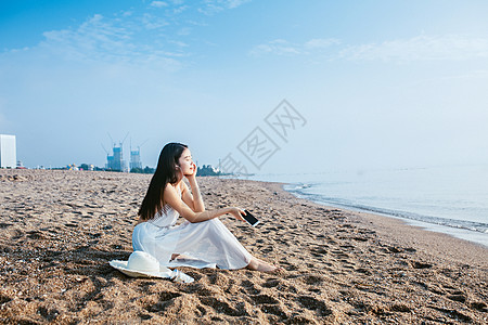 海边听音乐人像背景图片