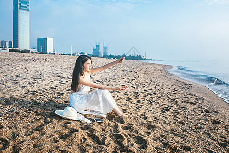 海边玩沙子沙滩玩沙子美女背景