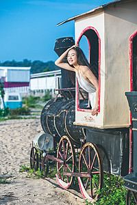 火车旅行美女图片
