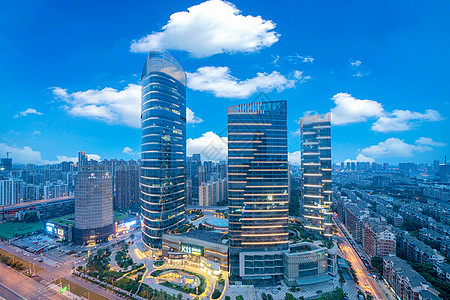 蓝天白云下的城市购物中心图片