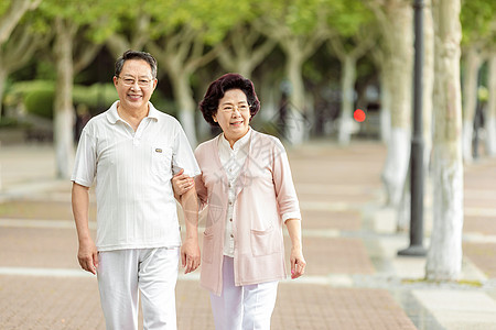 老年人户外散步人物高清图片素材