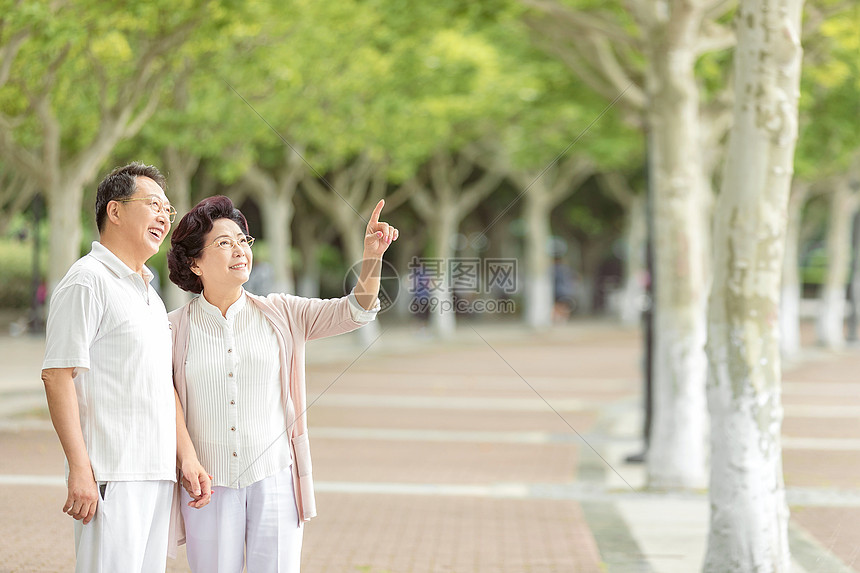 老年人户外散步