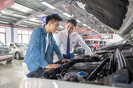 汽车4S店帅哥看车买车背景