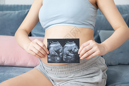 孕妇拿着b超图片