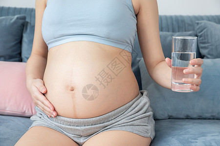孕妇喝水图片