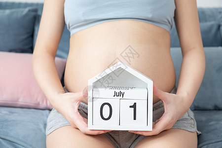 孕妇拿着日历房子图片