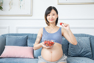 孕妇吃水果图片