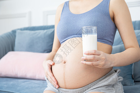 孕妇喝牛奶背景图片